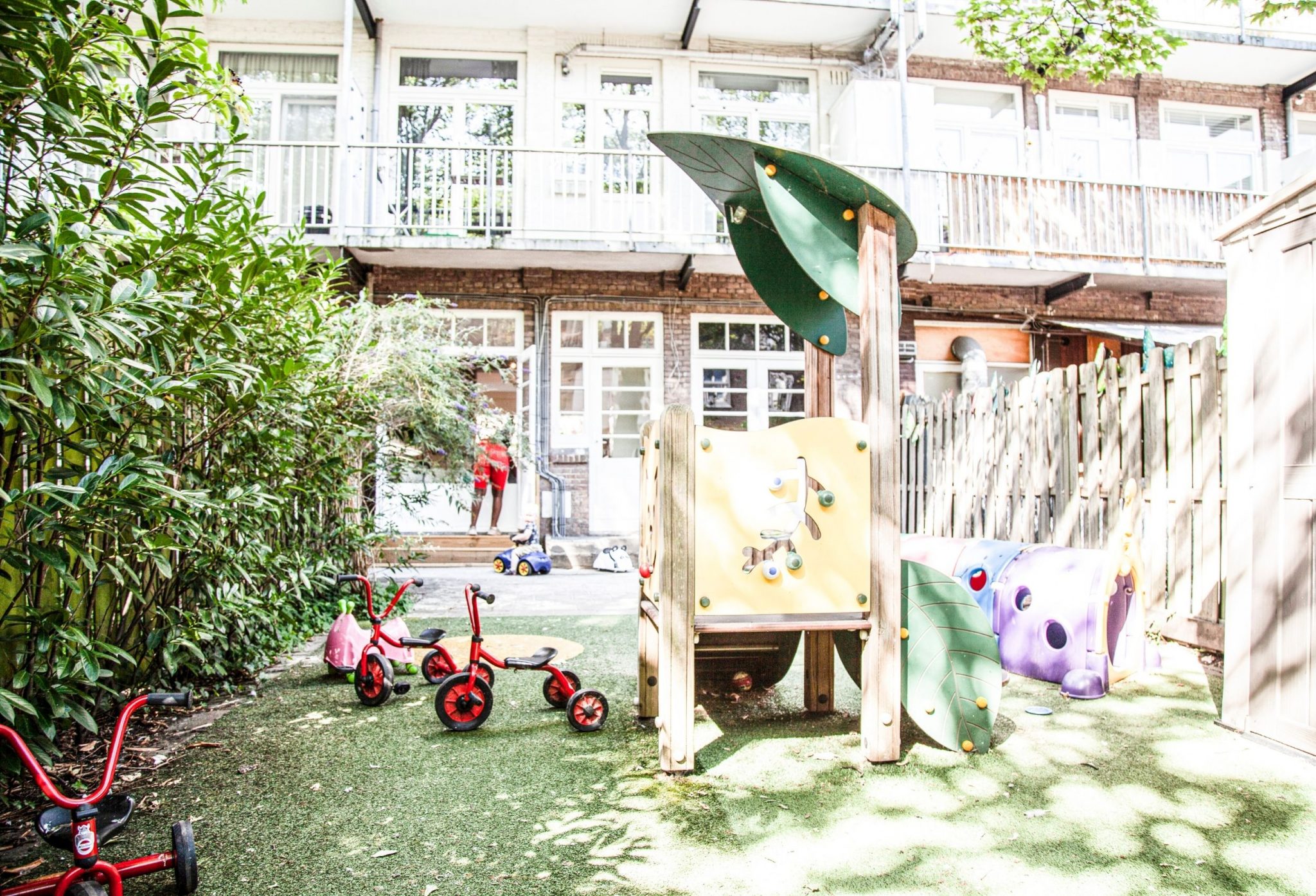 Voorkant gebouw betrouwbare kinderopvang Amsterdam waar kinderen veilig worden verzorgd