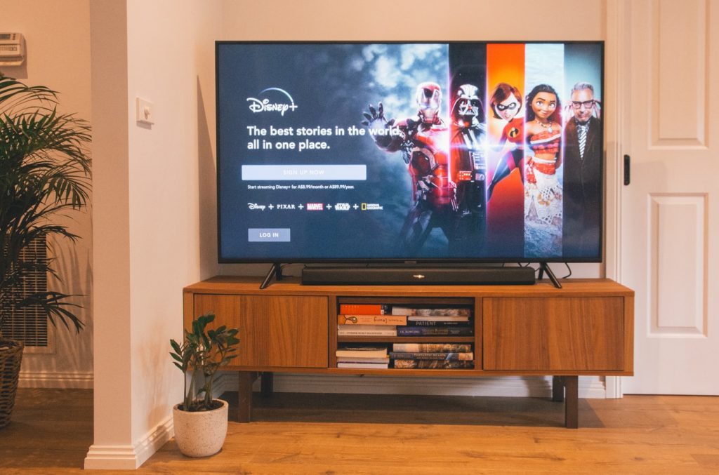 Illustratie van smartphone content weergegeven op groter scherm via smart TV of androidbox aansluiting