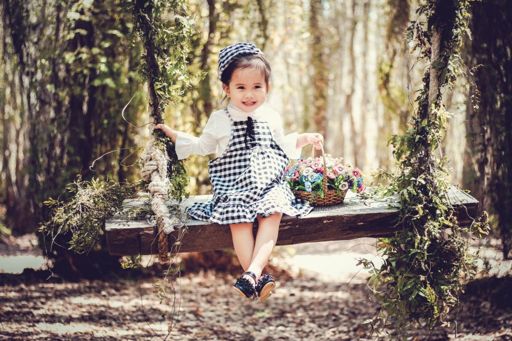 Kind probeert nieuwe kinderkleding - beste tijd om kinderkleding te kopen tijdens saleperiode