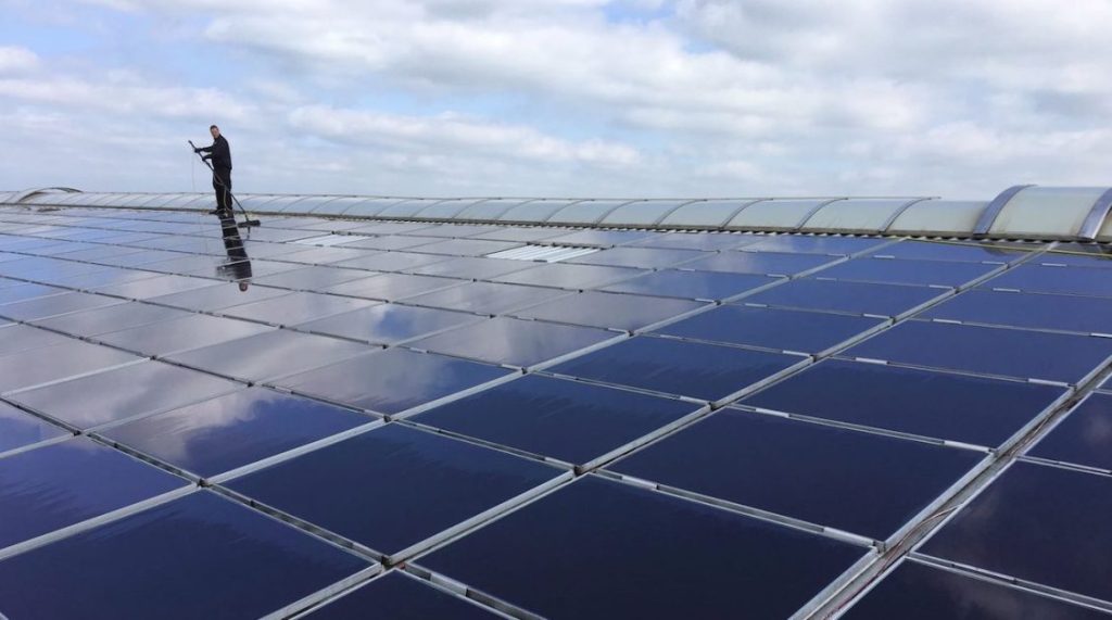 Professionele reiniging van zonnepanelen voor optimaal rendement en duurzame energiewinst door Solar Cleaners Nederland