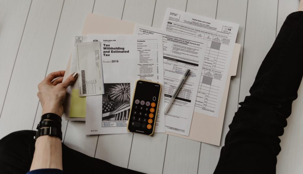 Een accountant in Eindhoven bespreekt financiële strategie en bedrijfsplanning met een ondernemer voor optimale bedrijfsresul