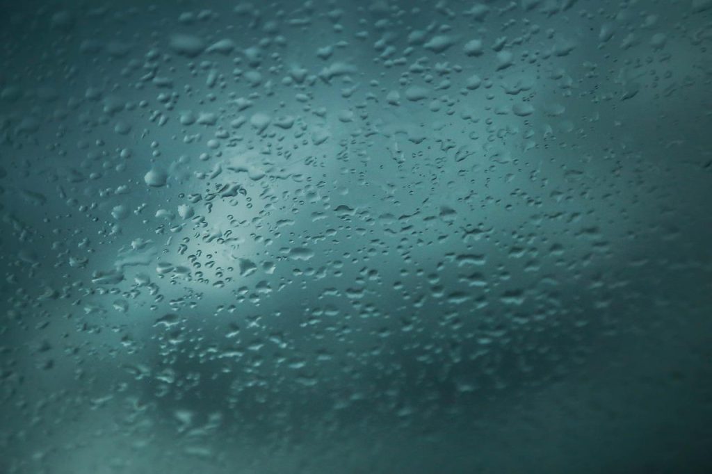 Buienradar interface met realtime radar voor weersvoorspellingen in 's Hertogenbosch, laat regenbuien en weersupdates zien