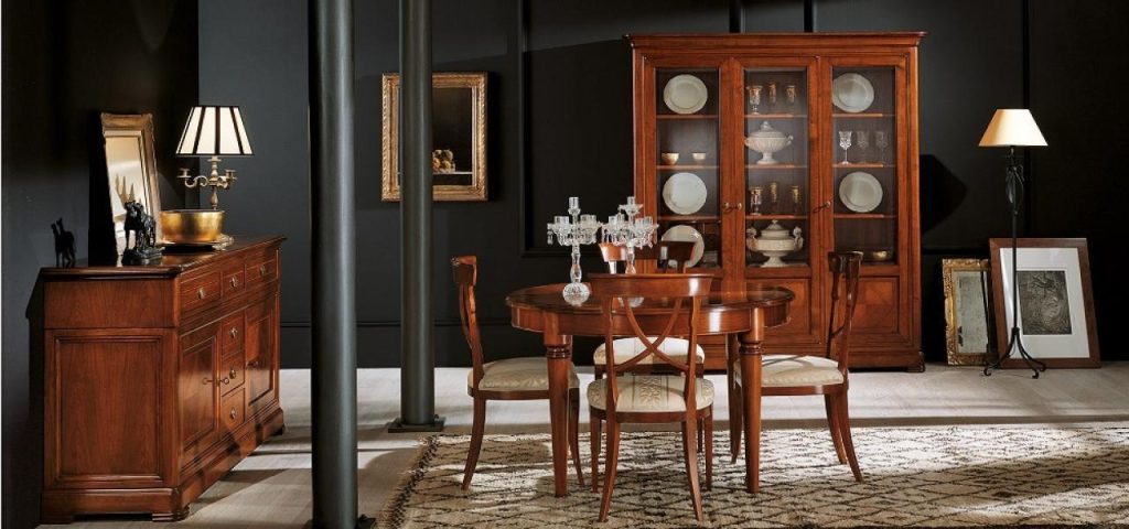 Klassieke inrichting woonkamer met elegante meubels in donker hout en verfijnde afwerkingen
