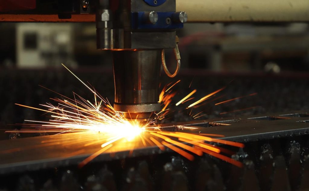 Precisie in metaalbewerking met nauwkeurige meetinstrumenten en vakkundig gereedschap voor staalbewerking