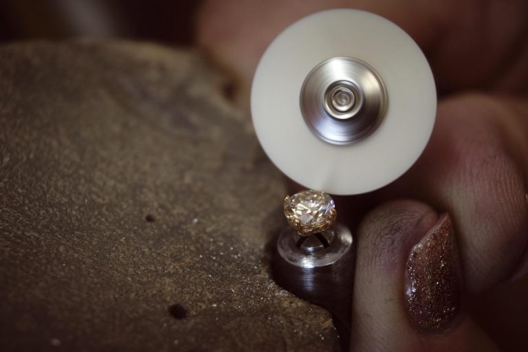 Home Goudsmid werkend aan handgemaakte sieraden met verschillende edele materialen in Deventer atelier